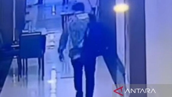 Rekaman CCTV identitas maling di hotel bintang 5 terungkap